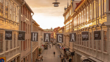Haga i Göteborg på kvällen, med människor som går längs gatan och strosar runt.