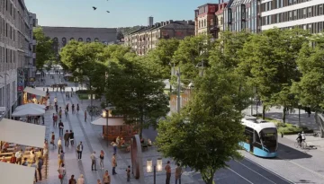 Vy över Avenyn i Göteborg en solig sommardag. Människor promenerar längs gatan, en spårvagn passerar och flera personer sitter på uteserveringar.