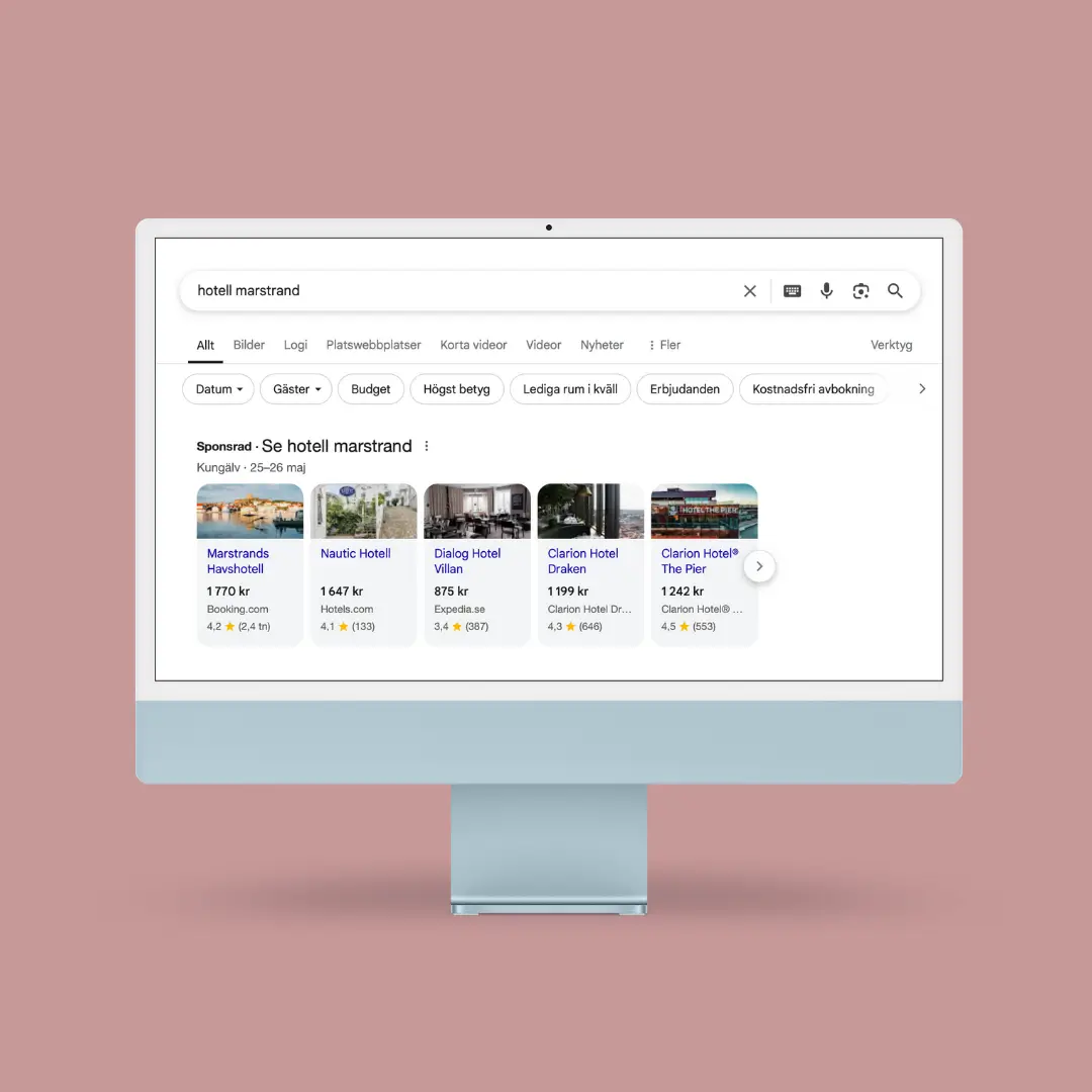 sem-sokmotorsoptimering En datorskärm som visar en Google-sökning på "hotell marstrand" där de översta resultaten är annonser, vilket är ett exempel på sökmotormarknadsföring (SEM).