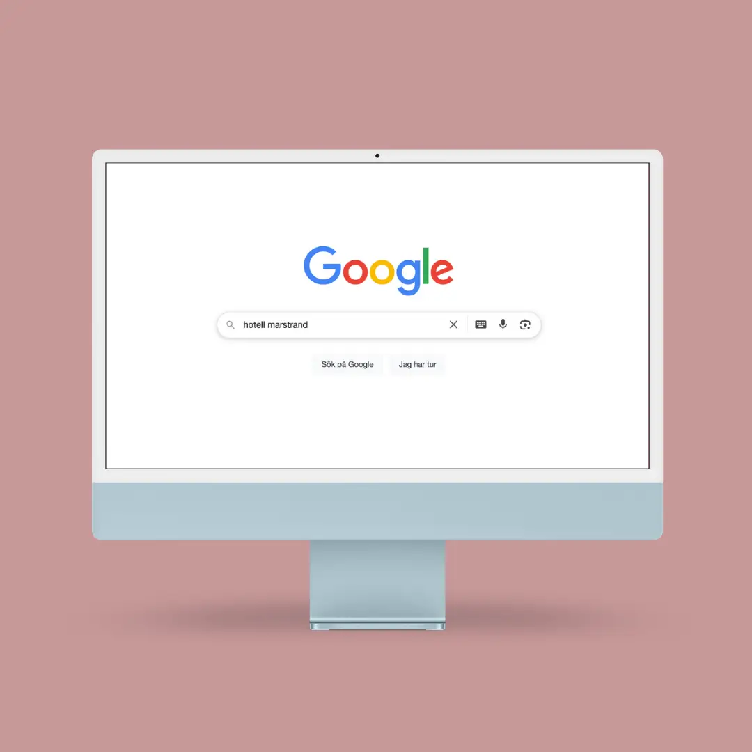 seo-sokmotorsoptimering En datorskärm som visar Googles sökfält med sökningen "hotell marstrand", ett exempel kopplat till SEO.